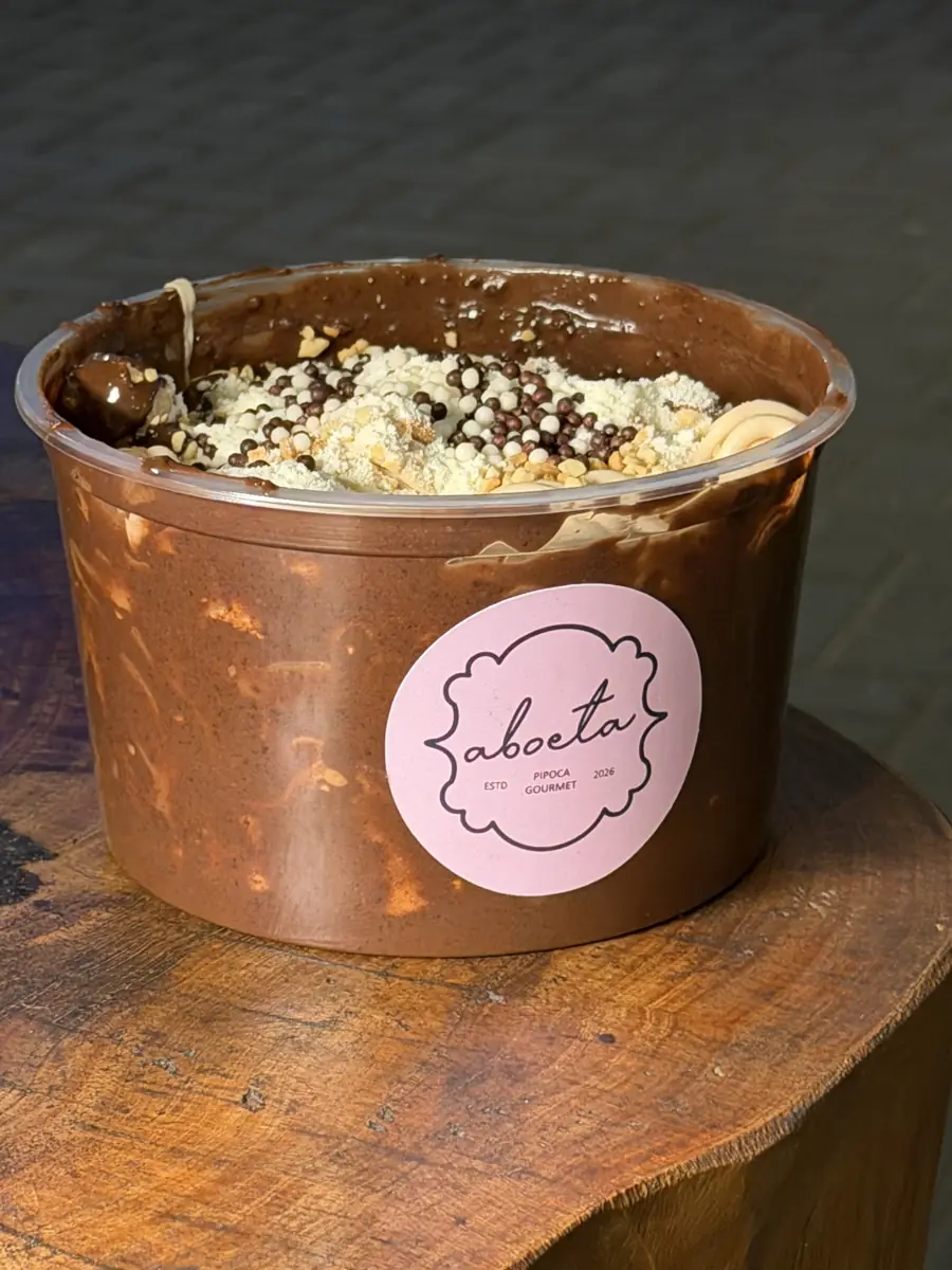 Balde de pipoca gourmet Aboeta com mix crocante de chocolate
