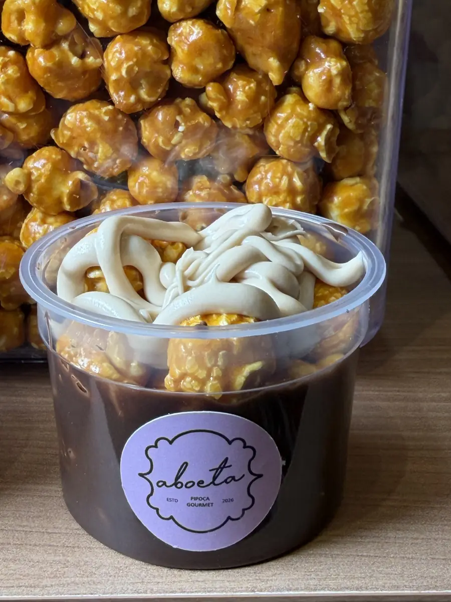 Balde de pipoca gourmet Aboeta finalizado com creme branco